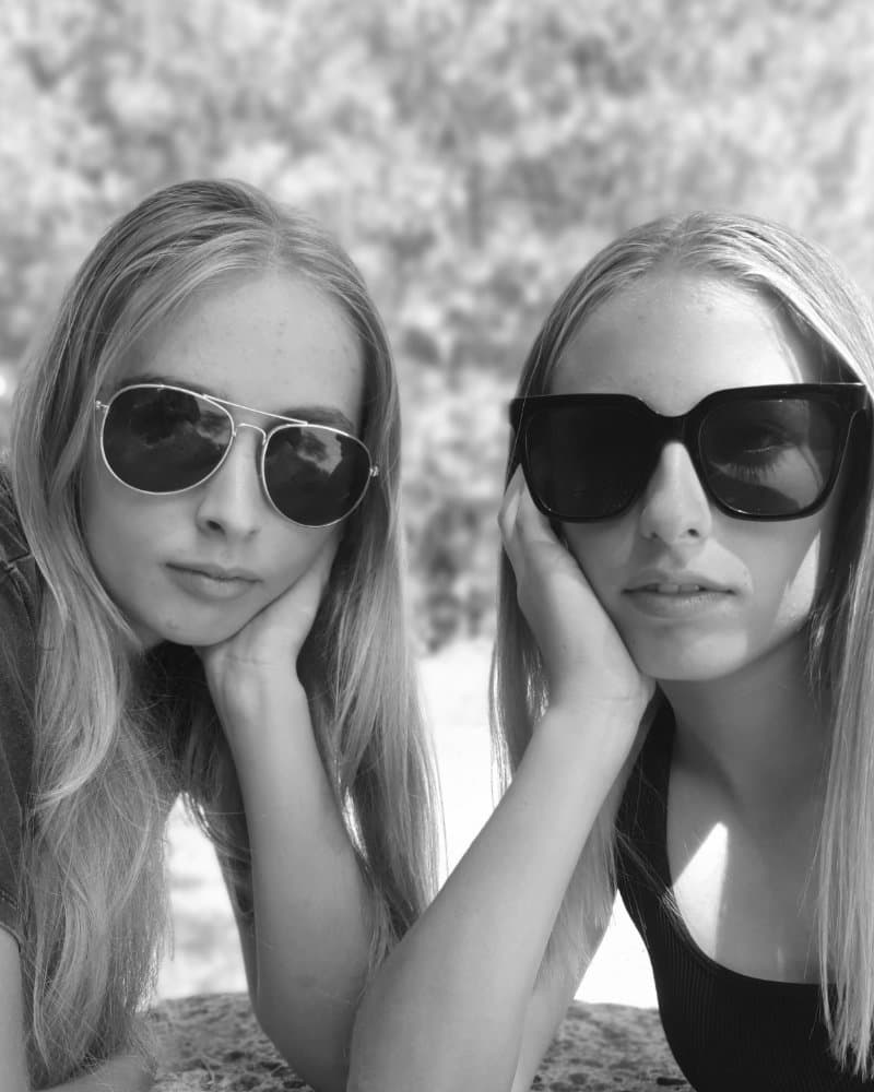 deux jeunes filles portant des lunettes de soleil tendance