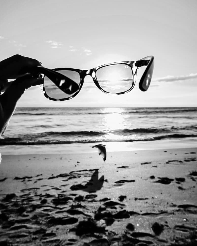 lunettes de soleil à la plage