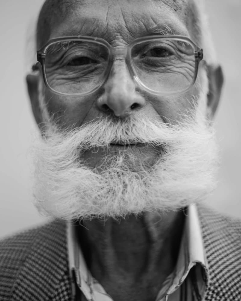 vieil homme barbu avec des lunettes en plastique